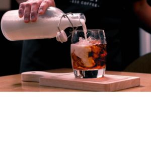 アイスコーヒーとミルク